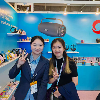 Exhibition-limited peripherals in his hand